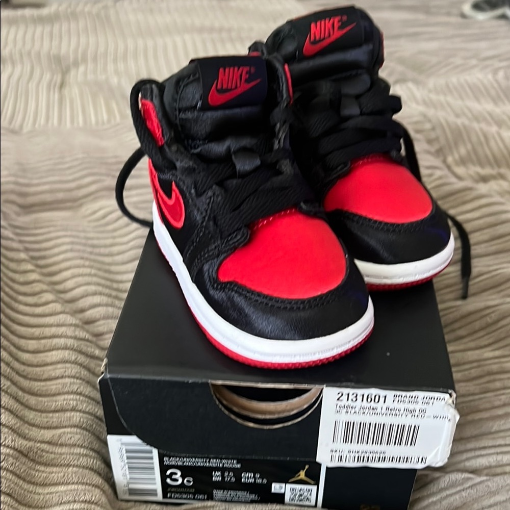 Nike Black and Red Sneakers High-Top Classic Design